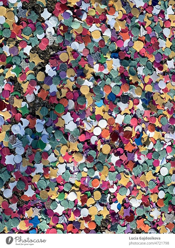 Konfetti verteilt auf dem Boden zur Karnevalszeit. Sie sind farbenfroh und können als saisonaler Hintergrund mit Kopierfläche verwendet werden. Aufstrich