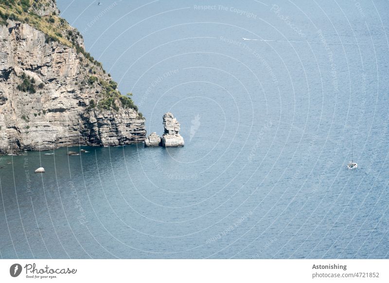 Küste Felsen Insel Stein Wasser Meer Italien Kampanien WasserBoot Steine Pflanzen steil Steilküste Wellen Natur Landschaft Licht Schatten Gras Linien