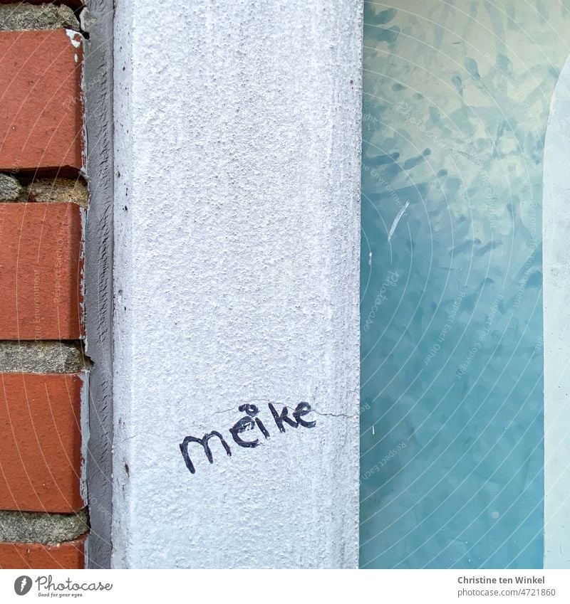 Der Vorname  "meike" steht an dem weißen Betonpfeiler zwischen der roten Klinkermauer und der hellblauen Wand Frauenname Name Schrift Wort Wörter Geschriebenes