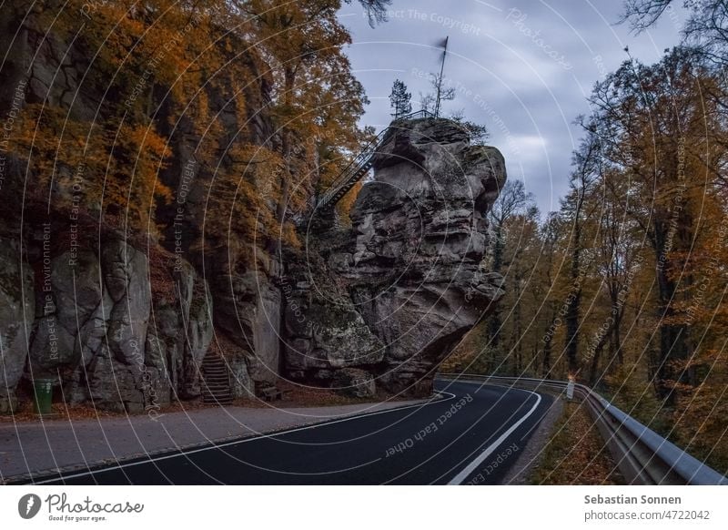 Straße durch Müllerthal am Herbstabend mit Felsformation bei Berdorf, Luxemburg Wald Felsen Natur Landschaft Europa Europäer Stein schön im Freien Nachlauf