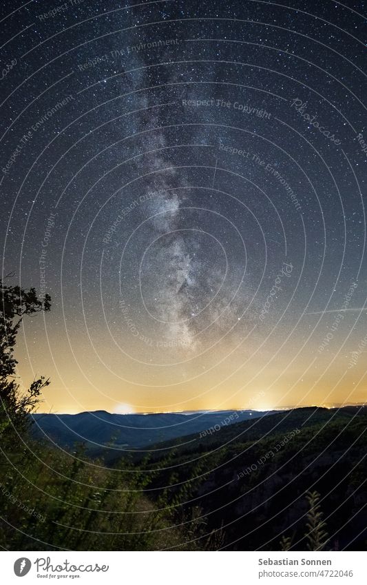 Milchstraße mit Zentrum über Hügellandschaft mit Felsformation in der Provence, Frankreich Galaxie Nacht Himmel Landschaft Weltall sternenklar dunkel Natur