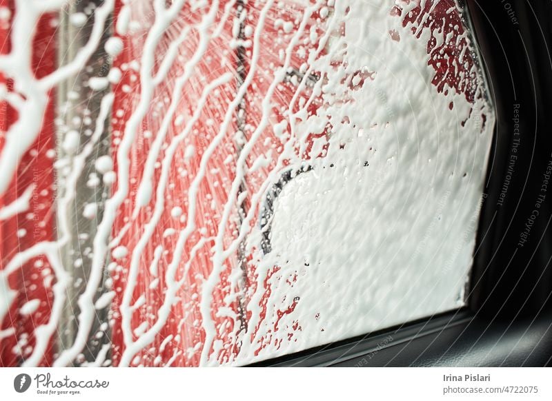 Autopflegegeschäft. Automatische Autowäsche Prozess. Spray Schaum Blase Shampoo auf der Autooberfläche und Reifen. automatisiert automatisch Automobil