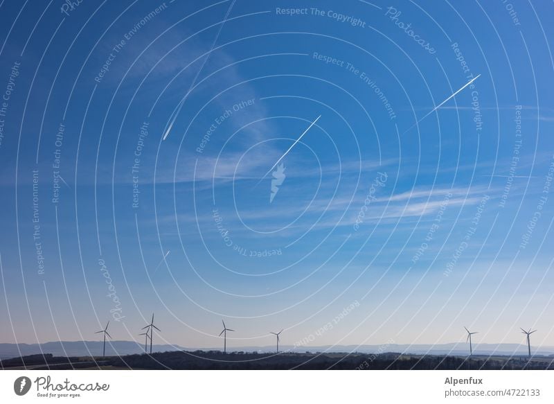 wie gewonnen so zerronnen Erneuerbare Energie windräder Flugzeug Kondensstreifen Windkraftanlage Elektrizität Umweltschutz Klima Klimawandel Himmel