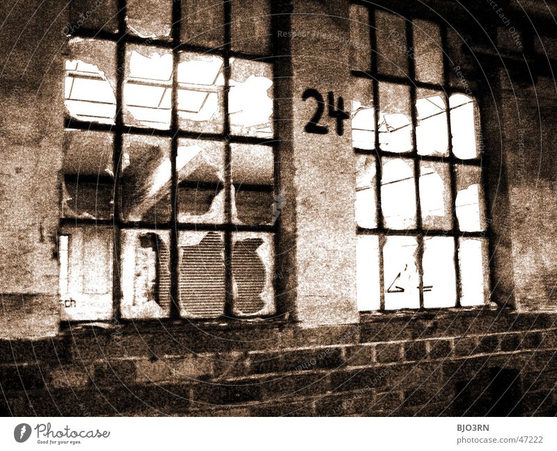 the lost #24 Fabrik Gebäude Fenster Scherbe gebrochen Ziffern & Zahlen dunkel gruselig Einsamkeit Mauer Außenaufnahme Bahnhof leerstehend Fensterscheibe