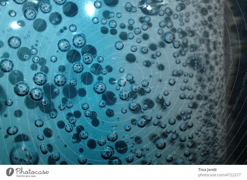 Mineralwasser und Farbe Ombre Wasser Tropfen Blasen Nahaufnahme