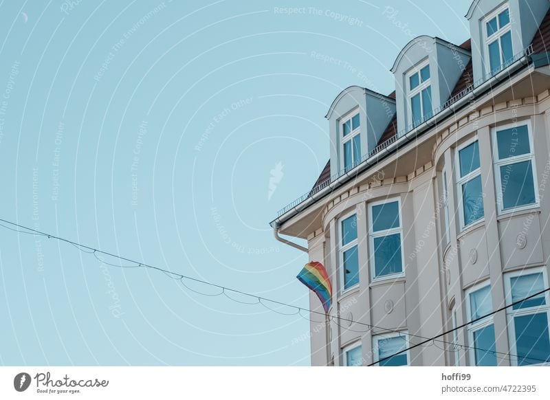 Regenbogen Fahne weht einsam an einem einem Haus Regenbogenfahne Regenbogenflagge pride Akzeptanz Homosexualität konzept symbol Hoffnung Toleranz