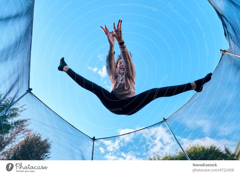 Porträt eines 13-jährigen Mädchens, das auf einem Trampolin springt springen springend jung Frau 13-18 Jahre Teenager aktiv Sport Lifestyle outdoos Beine