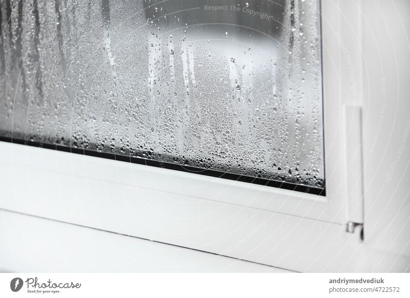 ein Kunststofffenster mit Kondenswasser auf dem Glas. Doppelt verglastes  PVC-Fenster. Konzept: defektes Kunststofffenster mit Kondenswasser,  Temperaturunterschied, Abkühlung, Feuchtigkeit im Raum. - ein lizenzfreies  Stock Foto von Photocase