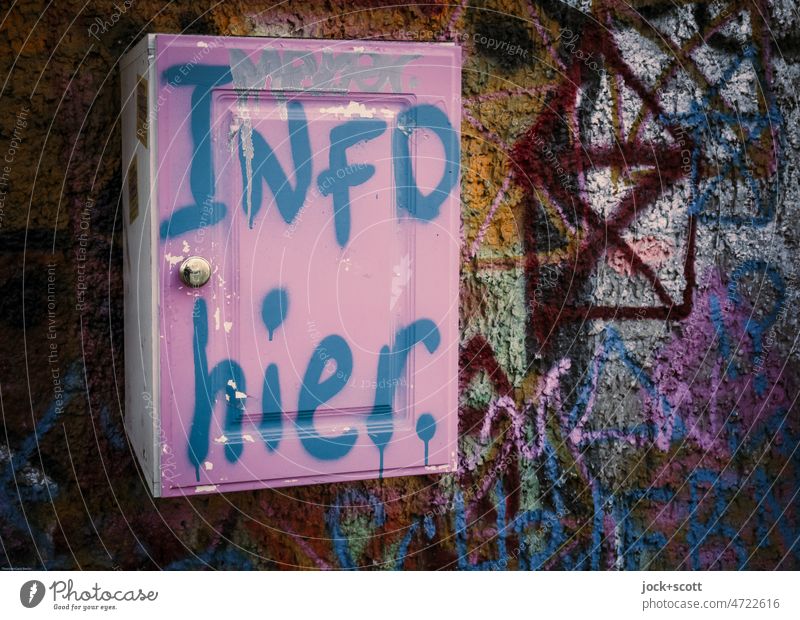 Infos hier im rosa Kasten Information Briefkasten Deutsch Wort Straßenkunst gesprüht Kreativität Graffiti Wand Schriftzeichen Subkultur Schmiererei Handschrift
