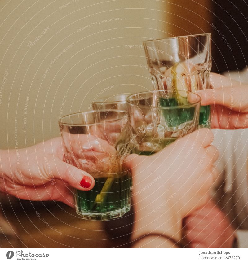 anstoßen mit Birnenpfeffi mit Zimt Pfefferminzlikör Pfeffi stimmt Minze minzig grün Cocktail Alkohol Birnenscheibe Glas Getränk Veranstaltung Geschmack