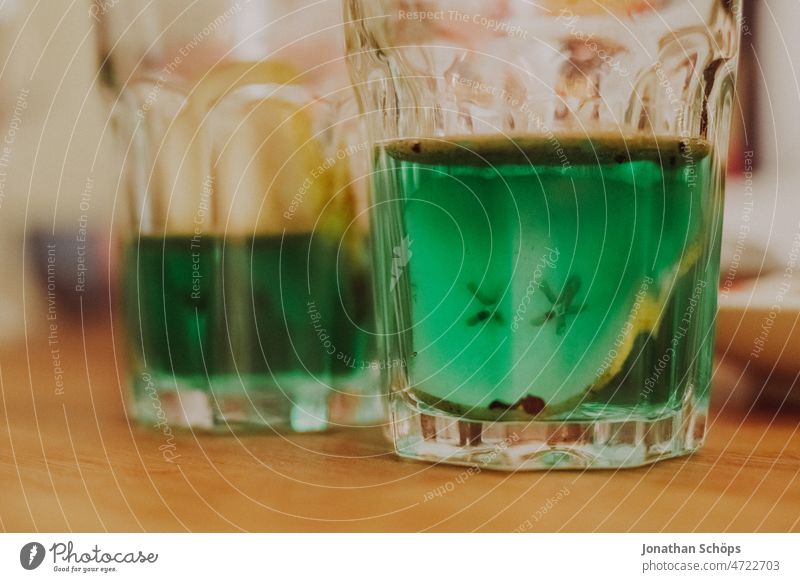 Birnenpfeffi mit Zimt Pfefferminzlikör Pfeffi stimmt Minze minzig grün Cocktail Alkohol Birnenscheibe Glas Getränk Veranstaltung Geschmack schmecken