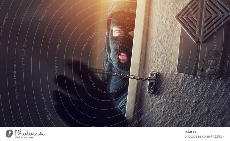 Einbrecher mit Maske bei Nacht Einbrecherin Hauseinbrecher Diebstahl Alarm Polizei Pause Ein Einbruch Eindringling Krimineller stehlend ungesetzlich Person