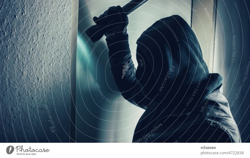 Einbrecher mit Taschenlampe, der in die Wohnung des Opfers eindringt Einbrecherin Hauseinbrecher Diebstahl Alarm Polizei Pause Ein Einbruch Eindringling