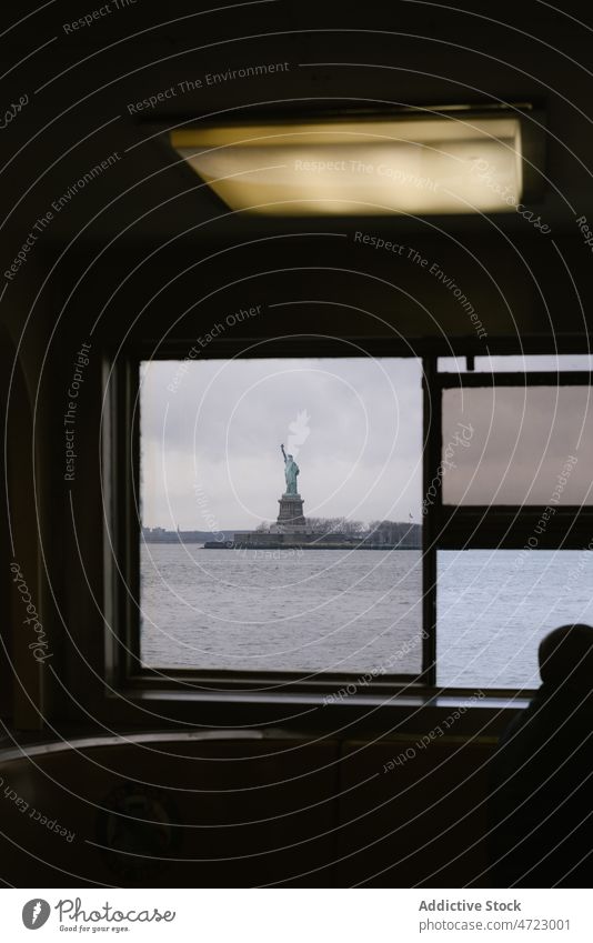 Blick auf die Freiheitsstatue von der Fähre aus Gefäße Symbol national Öffentlich MEER Wasser Schwimmer Sightseeing Verkehr berühmt New York State amerika