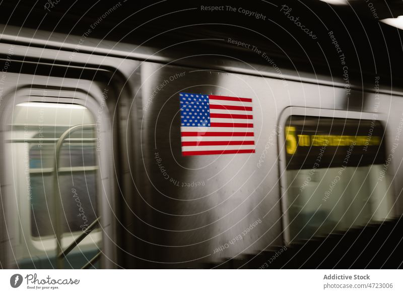 U-Bahn-Wagen mit amerikanischer Flagge Amerikaner Fahne national unterirdisch Station Zug Symbol Sterne und Streifen Vereinigte Staaten New York State Verkehr