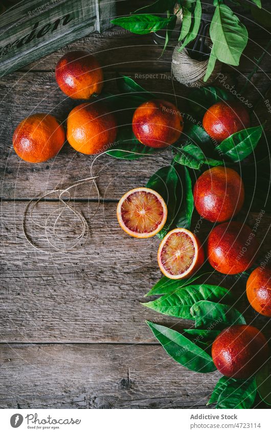Strauß Blutorangen auf dem Tisch Zitrusfrüchte Frucht Vitamin Küche Geschmack organisch Kasten natürlich reif frisch Gesundheit hölzern geschmackvoll lecker