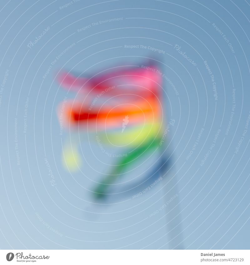 Regenbogenflagge, sehr weicher Fokus Fahne unkonzentriert unscharf bunt Gleichstellung Freiheit Stolz Liebe Vielfalt sonniger Tag Stadtfest Feier flatternd