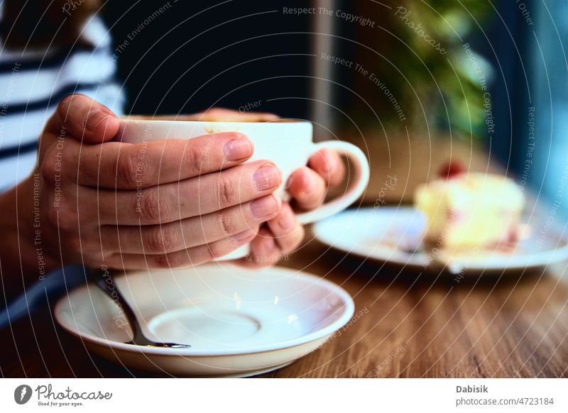 Frau frühstückt im Café, hält Kaffeekapsel in den Händen Kaffeepause Frühstück Kuchen Lebensmittel Morgen Hand Fenster Käsekuchen Erwachsener Pause Business