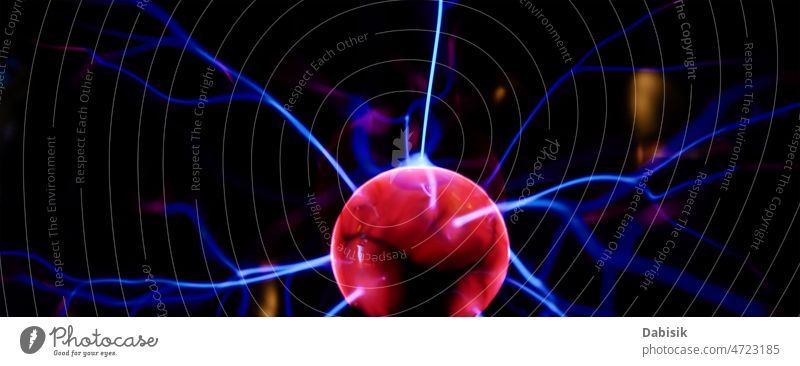 Plasmakugel mit Energiestrahlen auf dunklem Hintergrund Ball Globus Kugel Technik & Technologie glühen elektrisch Wissenschaft Physik Elektrizität Laser Atom