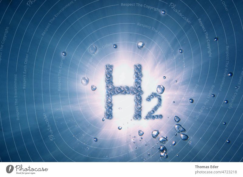 Buchstaben Wasserstoff h2 mit vielen Blasen in einem blauen Wasser mit Sonne H2 Energie Umwelt Wissenschaft Technik & Technologie Chemie regenerativ Innovation