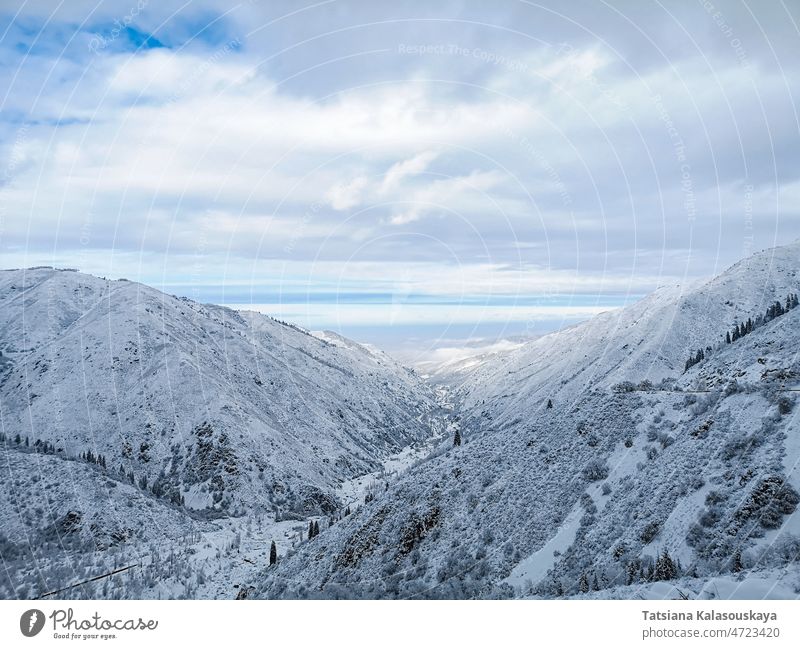 Winter Berglandschaft gegen den blauen Himmel mit Wolken kalt gefroren kühl Kälte Berge Gipfel Hügel Berge u. Gebirge Scheitelpunkt Berghang Winterzeit Frost