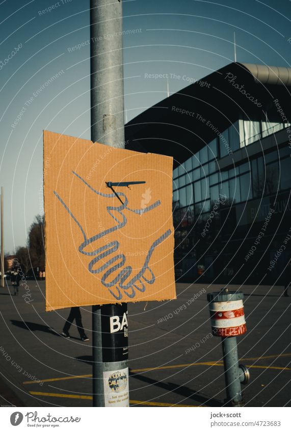 symbolische Hände hängen im öffentlichen Raum Hand Symbole & Metaphern gestikulieren Straßenkunst Prenzlauer Berg Berlin Kreativität Anteilnahme gezeichnet
