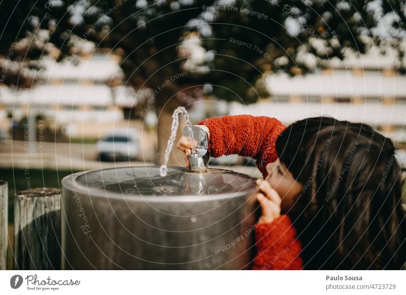 Nettes Mädchen spielt mit Park Trinkbrunnen niedlich Kind Kindheit echte Menschen authentisch trinken Wasser Springbrunnen Glück Spaß Lifestyle Kaukasier