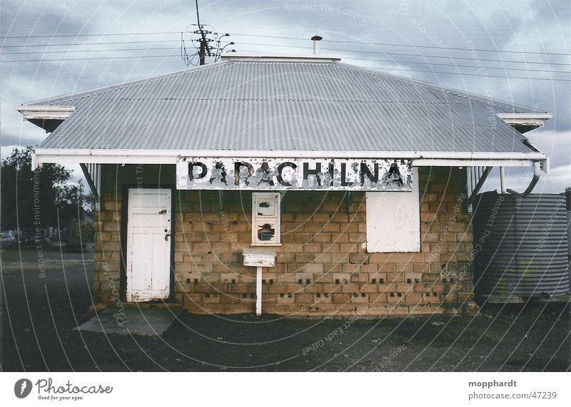 Bahnhof Parachilna Eisenbahn Gleise Outback Australien verfallen Wolken Backstein Strommast Buchstaben Hütte alt Schriftzeichen Schilder & Markierungen