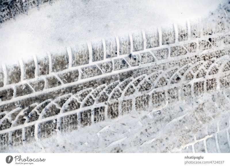 Auf dem Schnee bildeten sich deutliche Autospuren, Automobil Spurrillen prominent gebildet auf dem Schnee Rad Reifen PKW Winter eisig Frost Bahn Asphalt