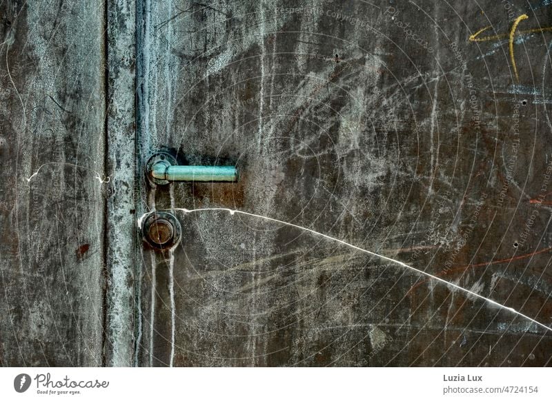 Eine alte grüne Eisentüre voller Kratzer, verschlossen Tür Schloss Patina mitgenommen geschlossen Eingang Griff Sicherheit Metall Türschloss Detailaufnahme Tor