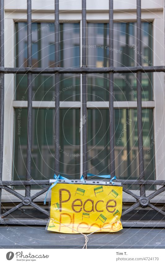 ein Fenster der Ukrainischen Botschaft in Berlin Peace Mitte Berlin-Mitte Stadtzentrum Hauptstadt Architektur Großstadt Menschenleer Außenaufnahme Gebäude