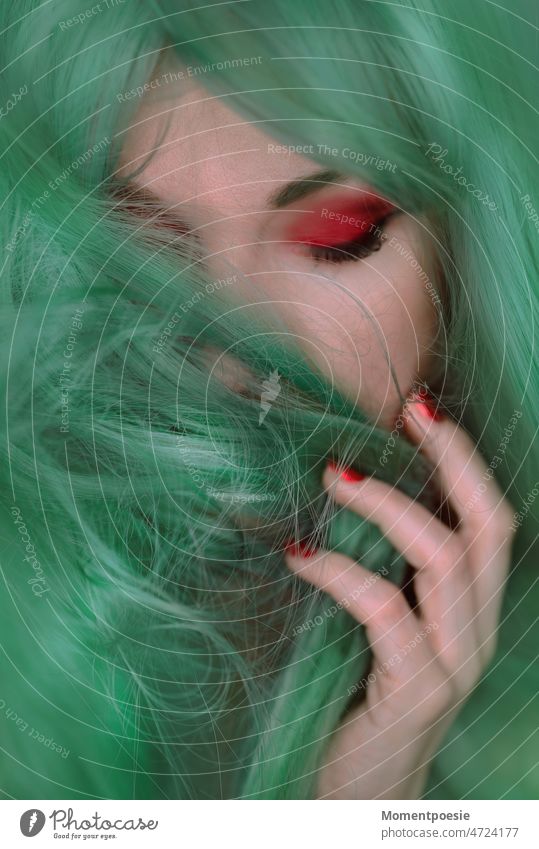 Stille grün grüne Haare Haare & Frisuren schön Gesicht Auge Frau Porträt Blick Kopf rot Mensch feminin 18-30 Jahre Erwachsene Junge Frau Frauengesicht Farbfoto
