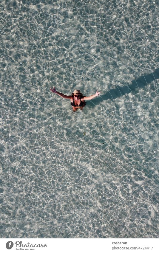 Attraktive Frau grüßt vom Wasser aus. Luftaufnahme. oben Antenne Hintergrund Strand schön Bikini blau Holzplatte Cancun Karibik übersichtlich Küste Korallenriff