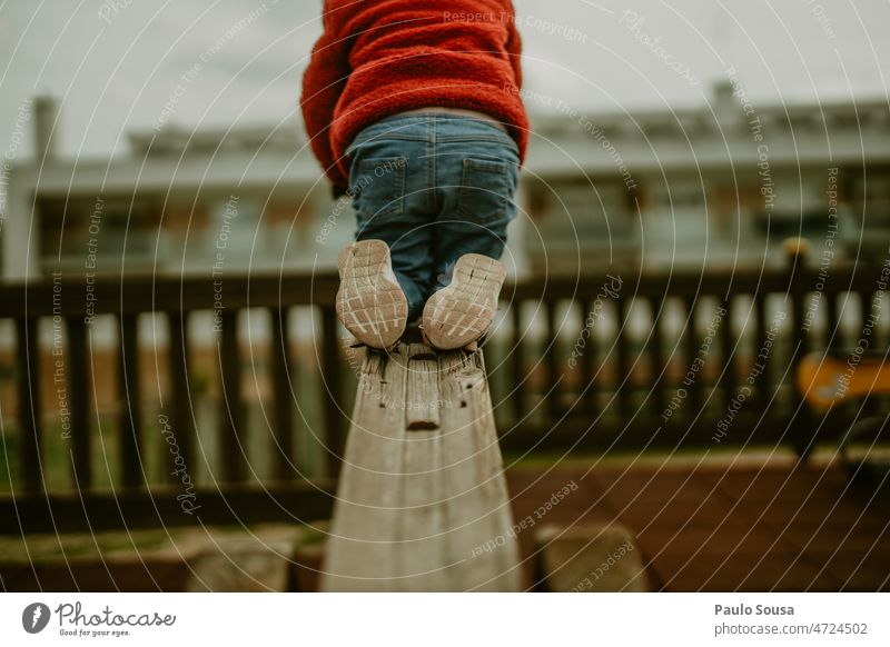 Kind auf Spielplatz Kindheit Rückansicht unkenntlich Schuhe Kindheitserinnerung Spielen Lifestyle Freude Mensch Farbfoto Tag Freizeit & Hobby Außenaufnahme