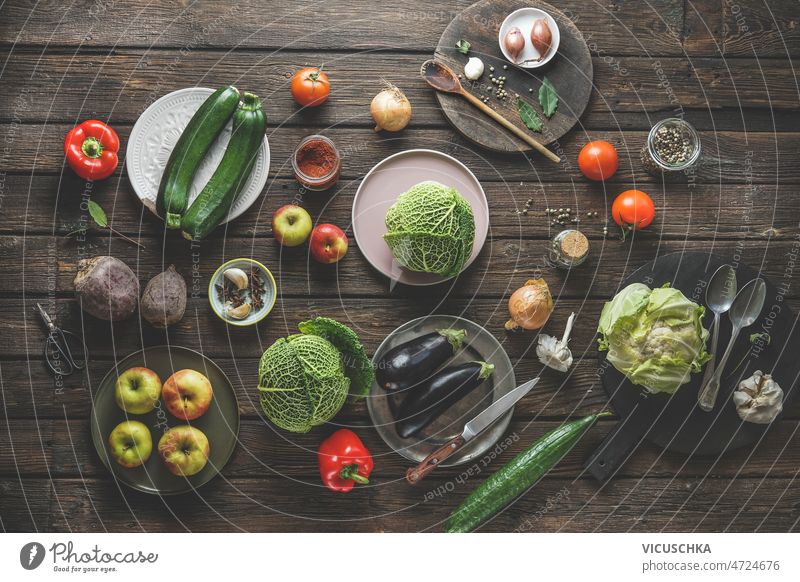 Verschiedene Gemüse und Früchte auf rustikalem hölzernem Küchentisch verschiedene braun Tisch Zucchini Äpfel Salatgurke Rote Beete Blumenkohl Kohlgewächse