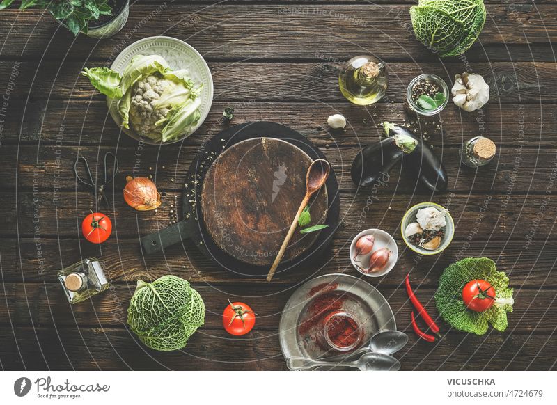 Verschiedene rohe Gemüse und Utensilien auf rustikalen hölzernen Küchentisch. Gesundes Kochen Lebensmittelhintergrund Rahmen verschiedene Rohkost