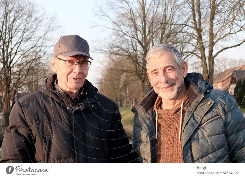 Männerfreundschaft - Porträts von zwei männlichen Senioren in der Natur Mensch Mann Alter draußen Winter Sonnenschein Sonnenlicht Abendsonne Freundschaft