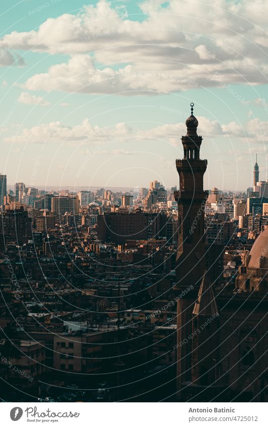 Vertikale Aufnahme der Dächer von Kairo, Blick von der Burg Salah Al Din. Mosqsue-Minarett im Vordergrund, riesige Stadt und Gebäude in der Ferne