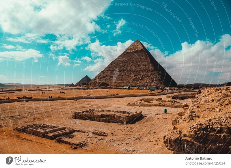 urlaub, hitze, kairo ägypten, erbe, historisch, antike zivilisation, pyramiden ägypten, kamel, archäologie, pyramiden von gizeh, ziel, pyramiden, fokus, blau, himmel, reisen, touristen, bus, 2022, lebendig, orange, teal, gizeh, pyramide, kairo, ägypten, grea...