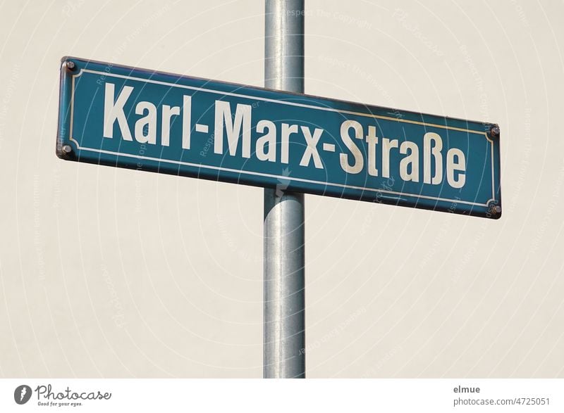 blaues Straßennamenschild - Karl-Marx-Straße - an einer Eisenstange / wohnen Schild Schilder & Markierungen Karl Marx Philosophie Adresse Vergangenheit