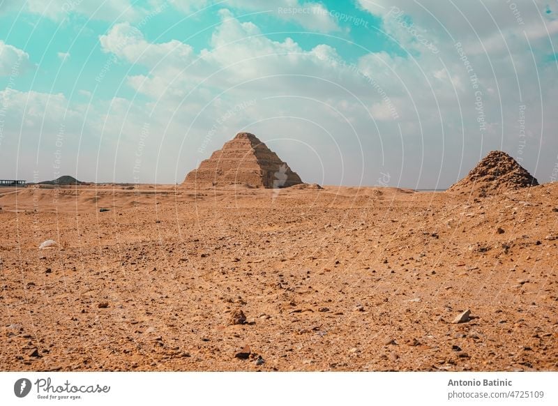 Mehrere Pyramiden in Saqqara, südlich von Kairo in Ägypten. Weniger bekannt als die Pyramiden von Gizeh, eine Stätte mit mehreren kleinen Pyramiden, von denen man annimmt, dass sie die ersten sind, die jemals errichtet wurden.