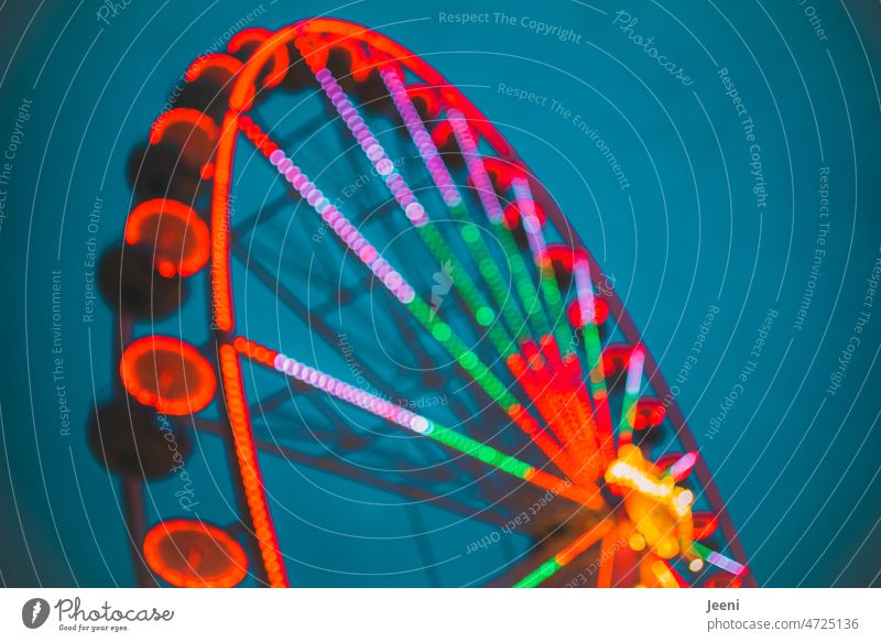 Farbcontest | Buntes Riesenrad Licht Himmel mehrfarbig drehen hoch Bewegung rund Kreis groß Attraktion Drehung Höhenangst fliegen Fröhlichkeit Geschwindigkeit