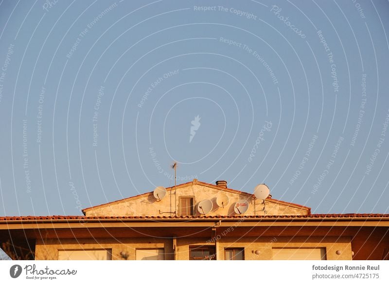Katalanisches Haus an der Costa Brava mit Satellitenschüsseln am Giebel Spanien Katalonien Himmel Fernsehen Empfang Morgenlicht Mittelmeer mediterran Küste