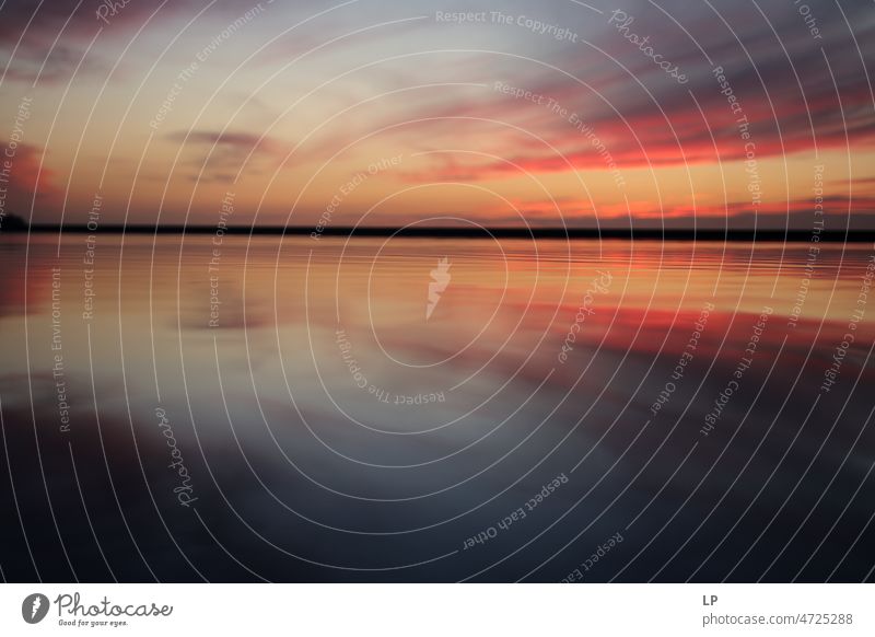 Sonnenuntergang auf der Wasseroberfläche Zentralperspektive Reflexion & Spiegelung Kontrast Schatten Textfreiraum unten Menschenleer Strukturen & Formen Muster