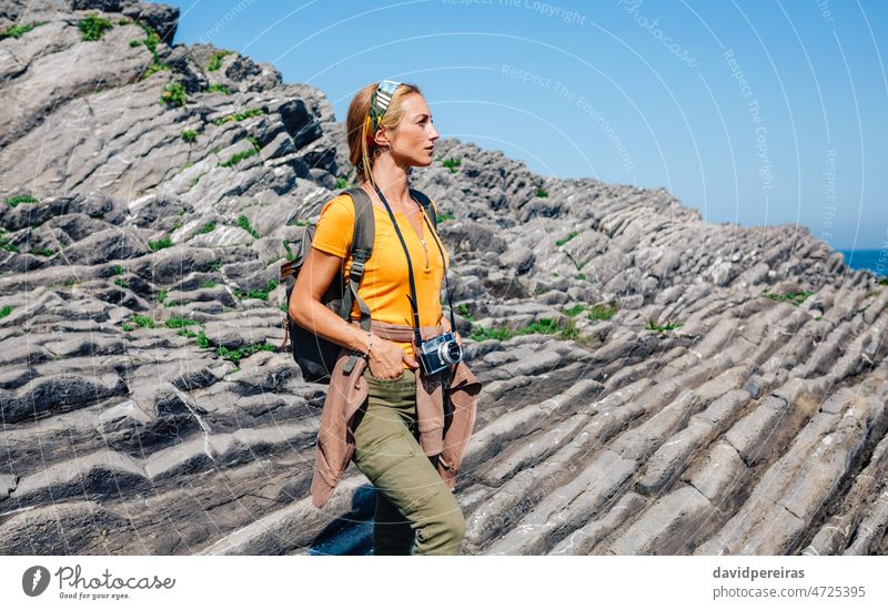 Wandernde Frau beobachtet Flyschfelsen Landschaft jung wandern zuschauend Rucksack Felsen Textfreiraum Ausflug Trekking Porträt eine Person trainiert. erkunden