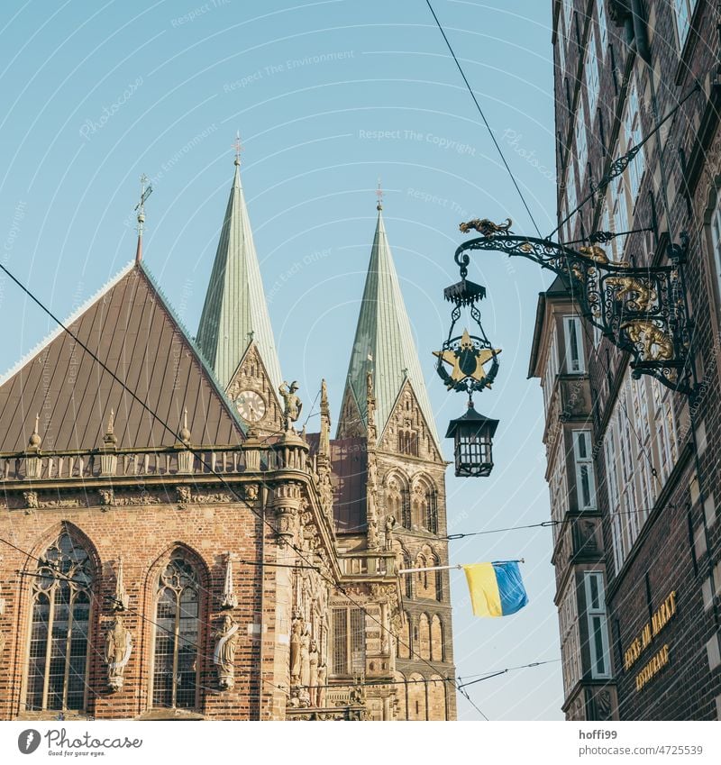 Ukrainische Fahne am Bremer Rathaus Altstadt Bremen Ukraine ukrainische Flagge blau gelb Symbol Freiheit Frieden Patriotismus Stadt Zeichen Politik & Staat