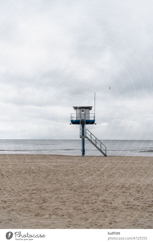 Rettungsstation am Strand mit Wolken und kühlem Wetter Strandposten Rettungsturm Sicherheit Bademeister Turm Rettungsschwimmer Schwimmen & Baden Strandwache