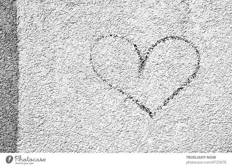Großes einfaches Herz einsam und allein auf weisser Hauswand Graffiti Umriss Wand groß Zeichnung Schwung Linie ruhig harmonisch still Botschaft Liebe