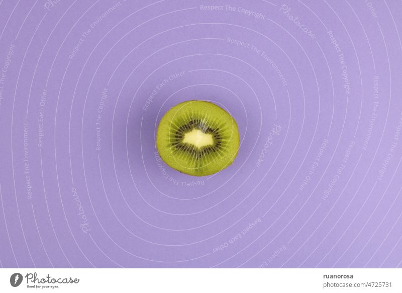 Geschnittene Kiwi auf lila Hintergrund Frucht aufgeschnitten purpur Lebensmittel frisch Gesundheit Vegetarische Ernährung Farbfoto Vegetarier grün saftig