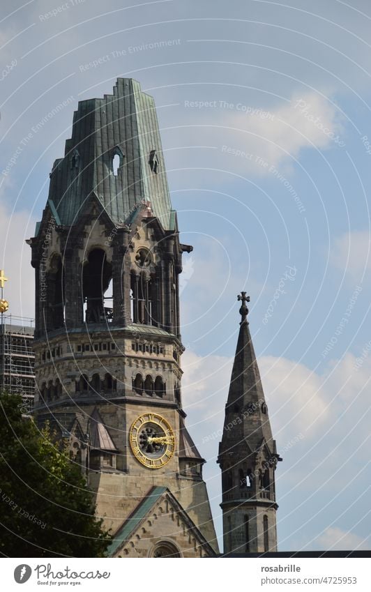 Kriegsschaden an Kirchturmspitze der Kaiser-Wilhelm-Gedächtniskirche in Berlin | Tatort Schaden zerstört Kirche Religion & Glaube Architektur Sehenswürdigkeit